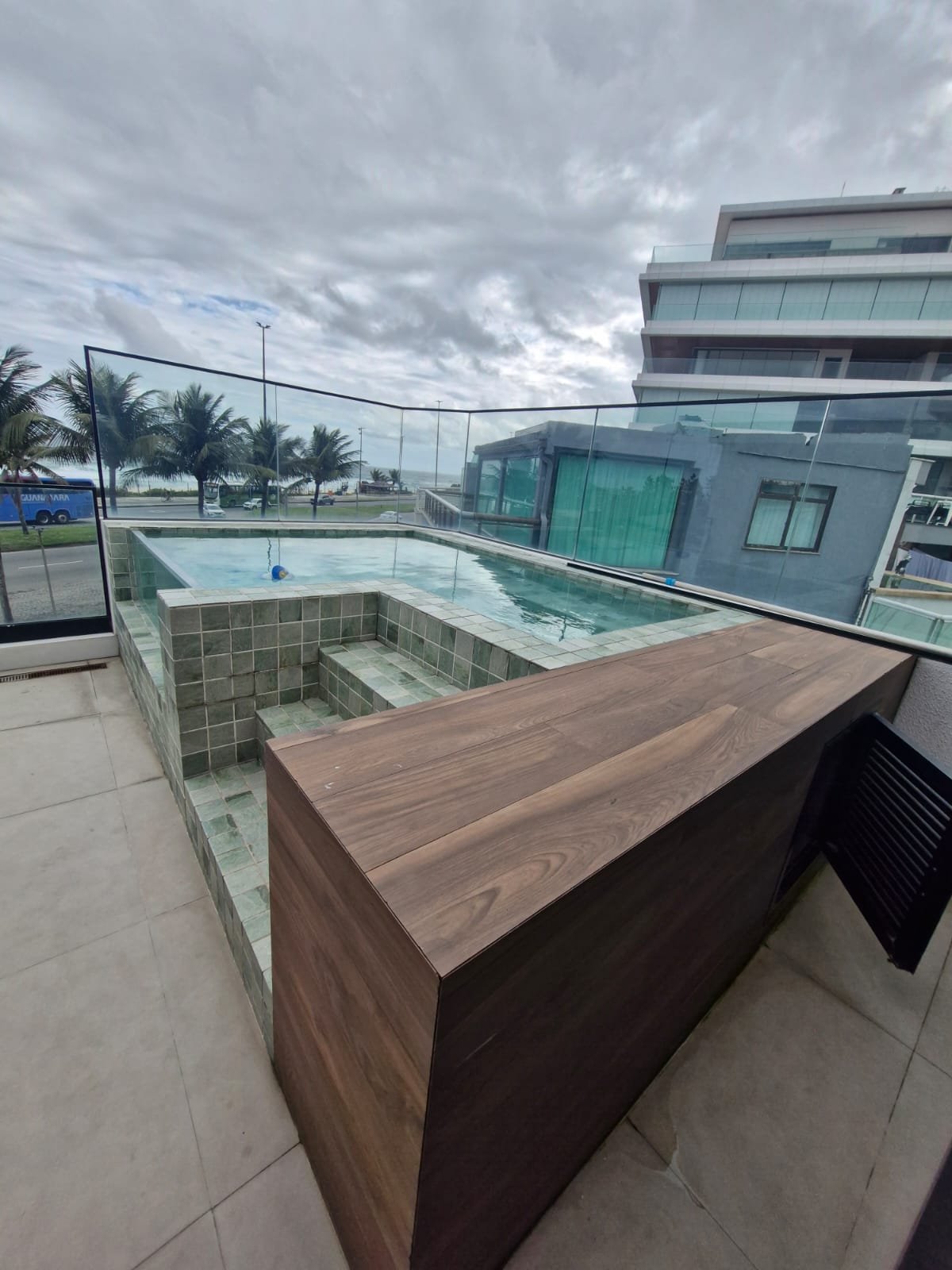 Varanda gourmet com piscina e vista para o mar da Barra - foto 3